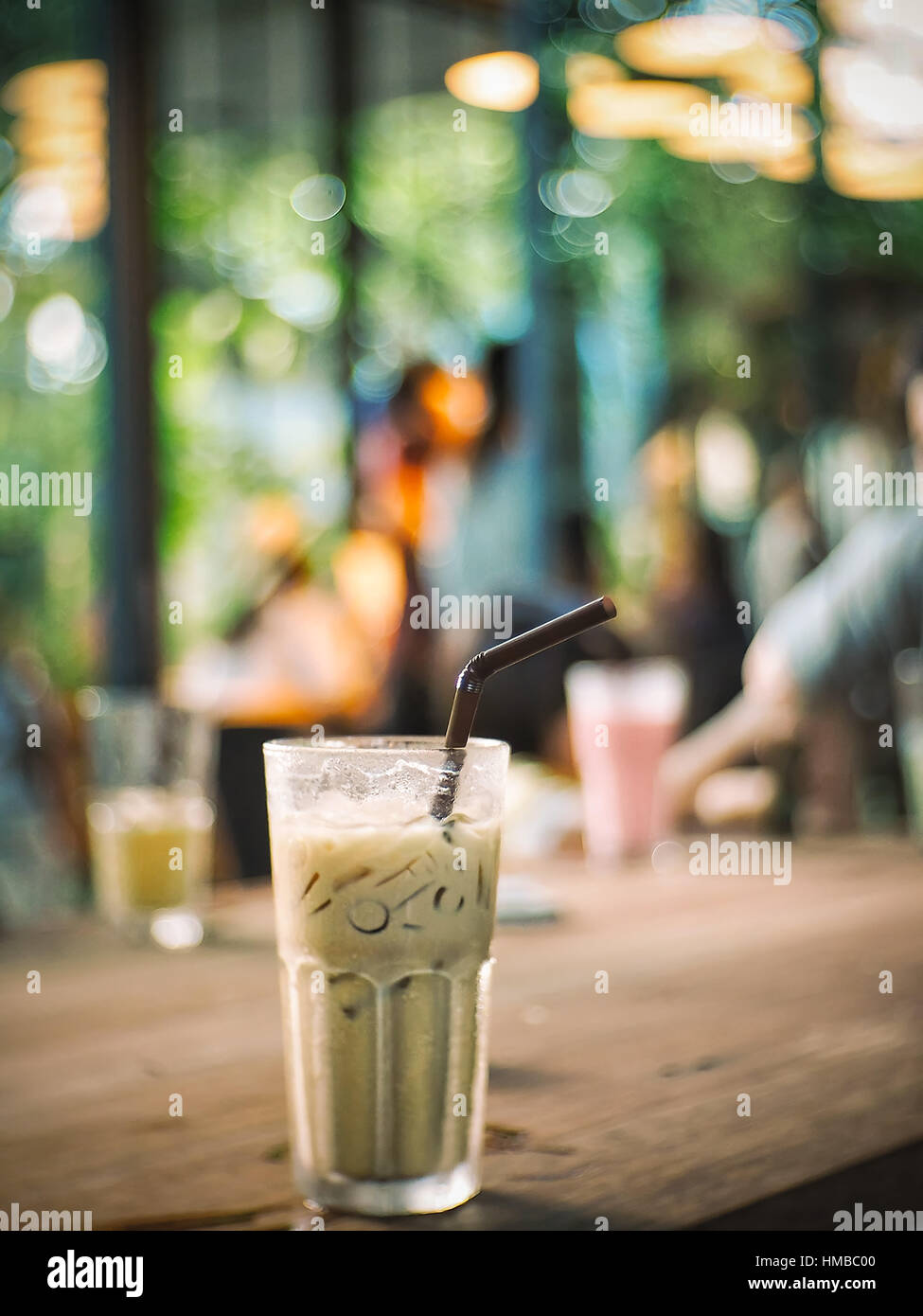 Di ghiaccio freddo il tè verde su un tavolo di legno Foto Stock