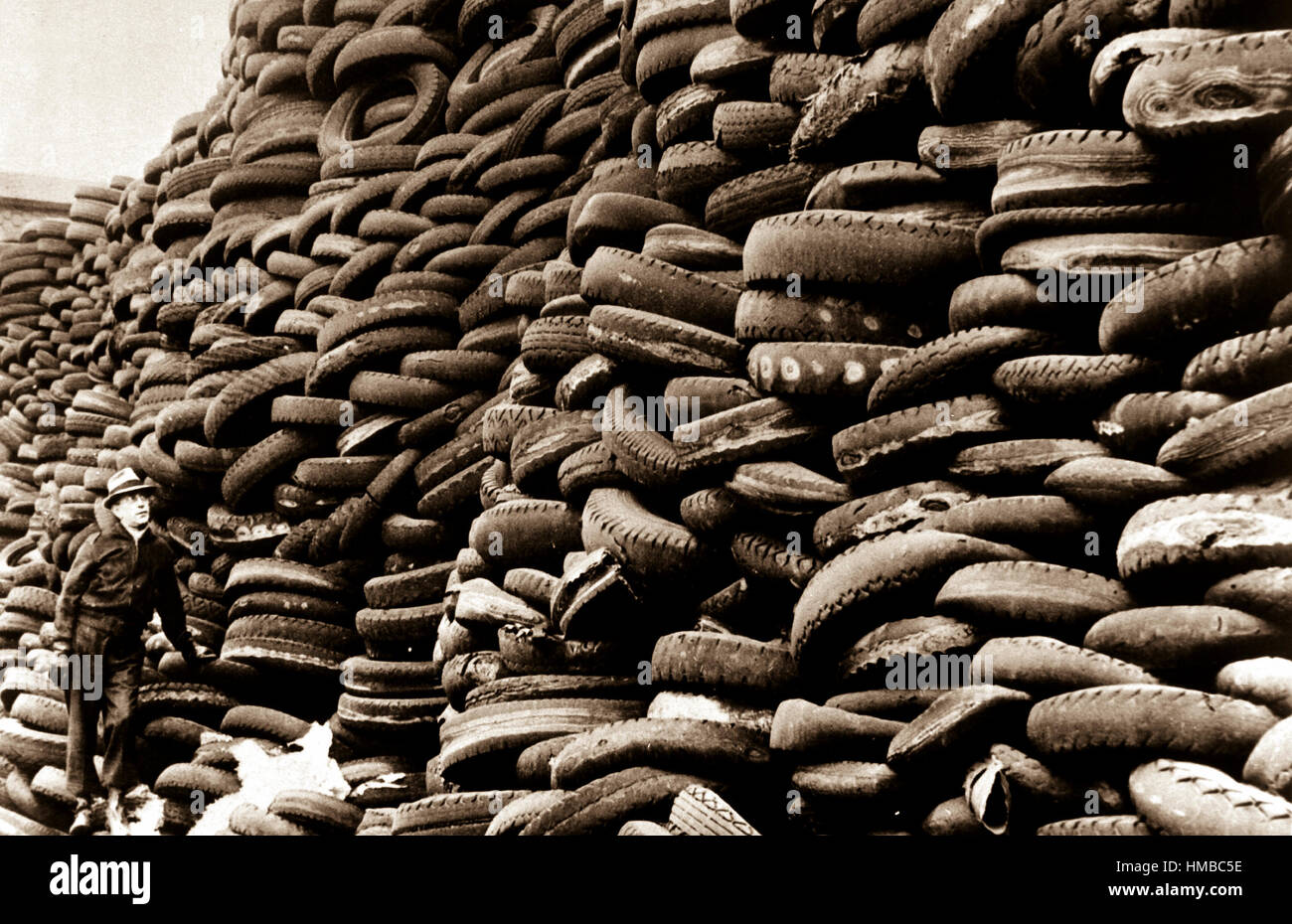 Come questo grande pila di usato auto pneumatici indica gli Stati Uniti con le sue molte autovetture ha scartato pneumatici una grande fonte di gomma rigenerata per uso in lo sforzo di guerra. Foto Stock