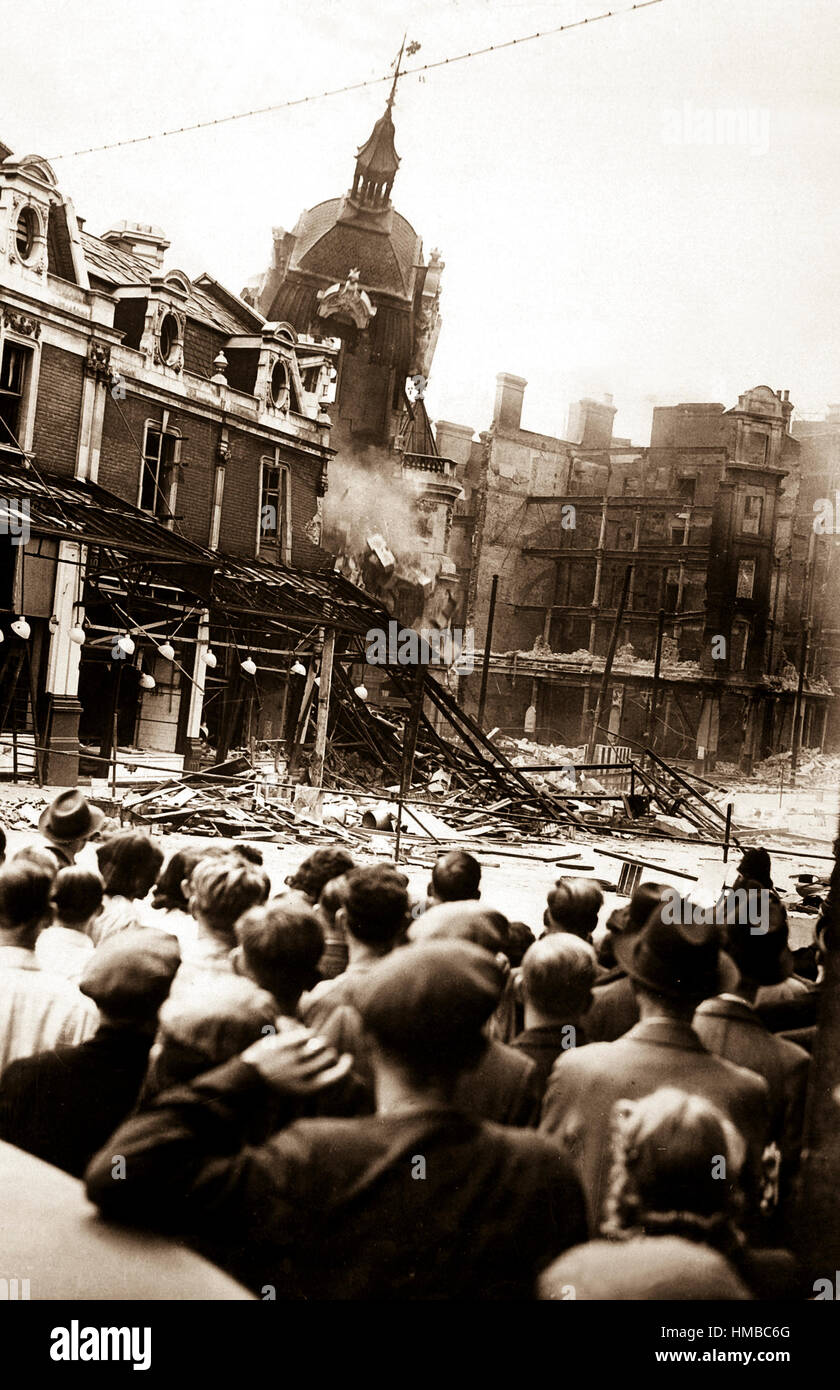 Demolizione di una torre di Londra di Smithfield Market che era pericoloso dopo che era stata danneggiata da azioni nemiche. Ca. 1941. Foto Stock