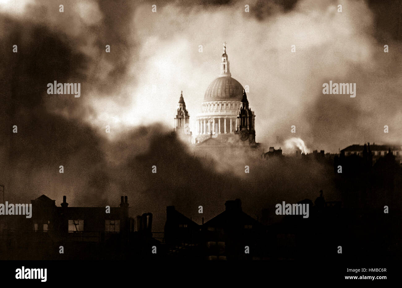 In piedi gloriosamente fuori le fiamme e il fumo degli edifici circostanti, la Cattedrale di San Paolo è raffigurato durante il grande incendio di raid di domenica 29 dicembre. Londra, 1940. Foto Stock