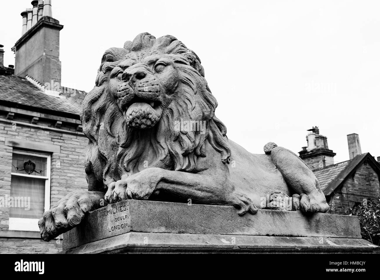 Lion statua dello scultore Tommaso Milnes Tito sali , villaggio di Saltaire , West Yorkshire , Inghilterra Foto Stock