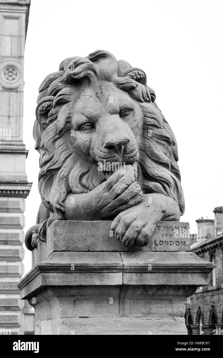 Lion statua dello scultore Tommaso Milnes Tito sali , villaggio di Saltaire , West Yorkshire , Inghilterra Foto Stock