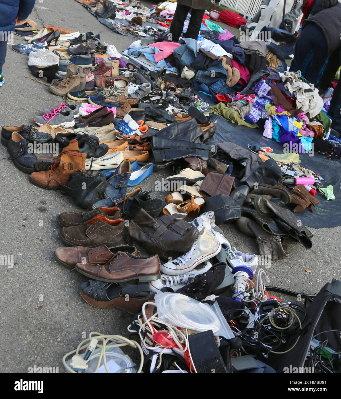 Molti indumenti usati e trasandato abbigliamento in un esterno di mercato  delle pulci Foto stock - Alamy