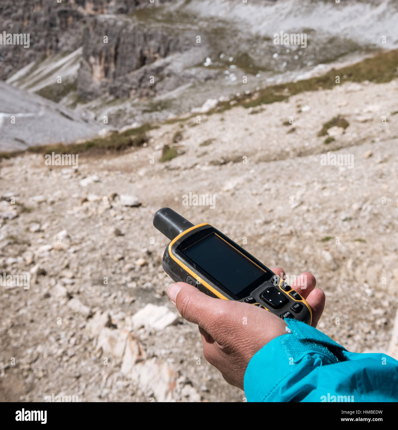 Il navigatore GPS in mano contro Dolomiti Alpi Foto Stock