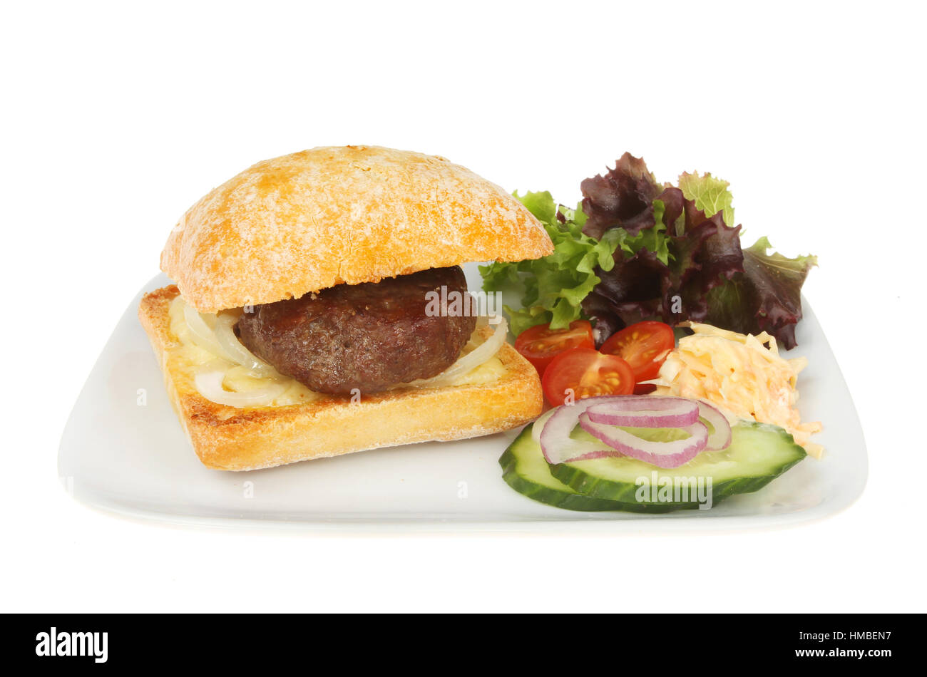 Hamburger di manzo in una pasta acida rotolo con insalata su una piastra isolata contro bianco Foto Stock