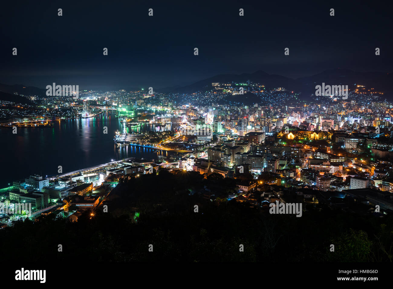 Nightview di Nagasaki Bay da Nabekanmuri Mountain a Nagasaki, in Giappone. Foto Stock