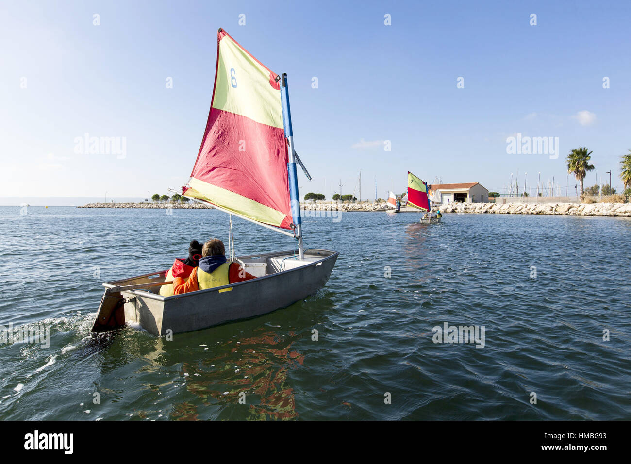 Lezione di scuola di vela per bambini sulla laguna 'étang de Berre' (sud-est della Francia). Foto Stock
