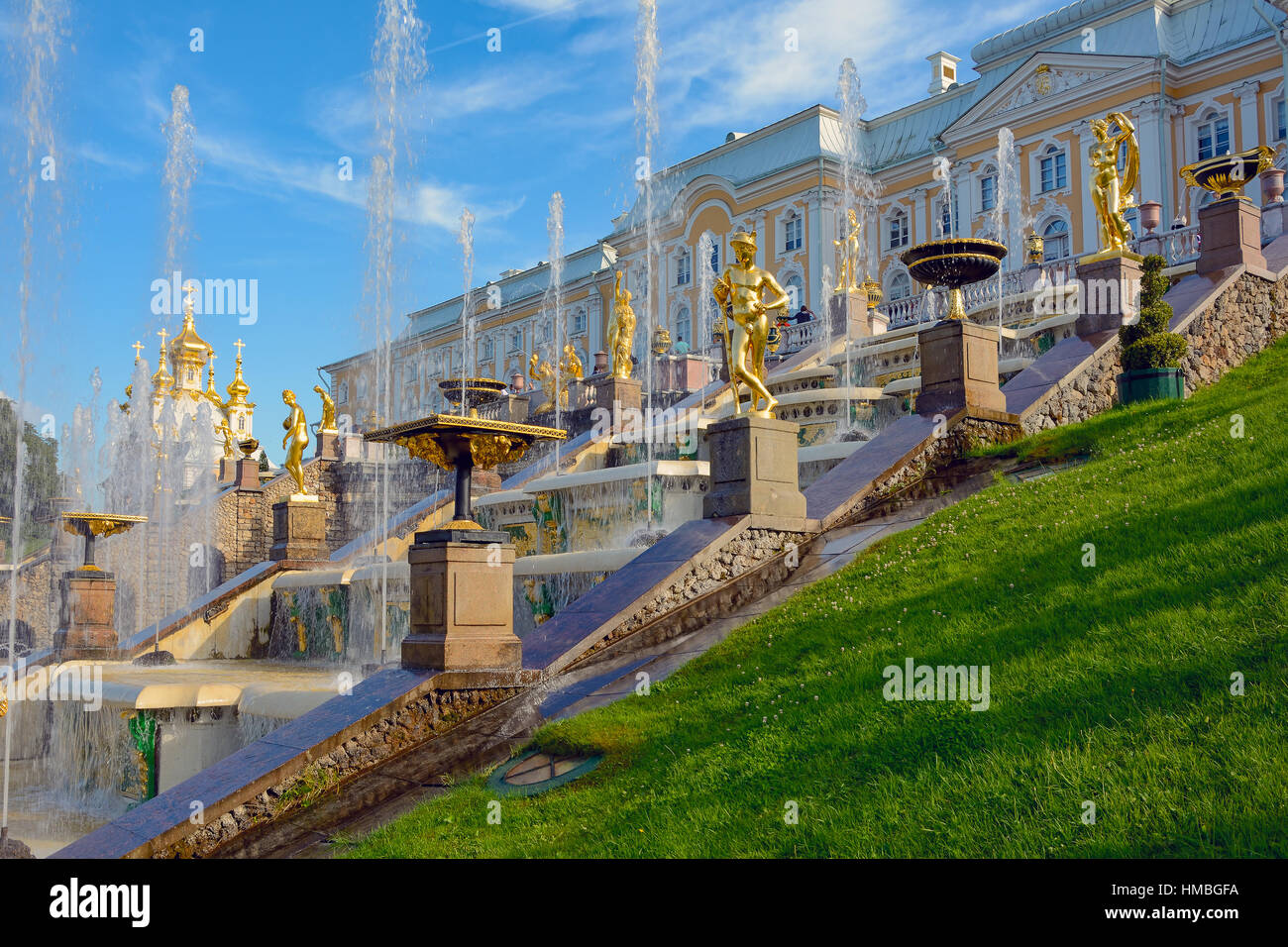 Peterhof, fontane e statue della grande cascata Foto Stock