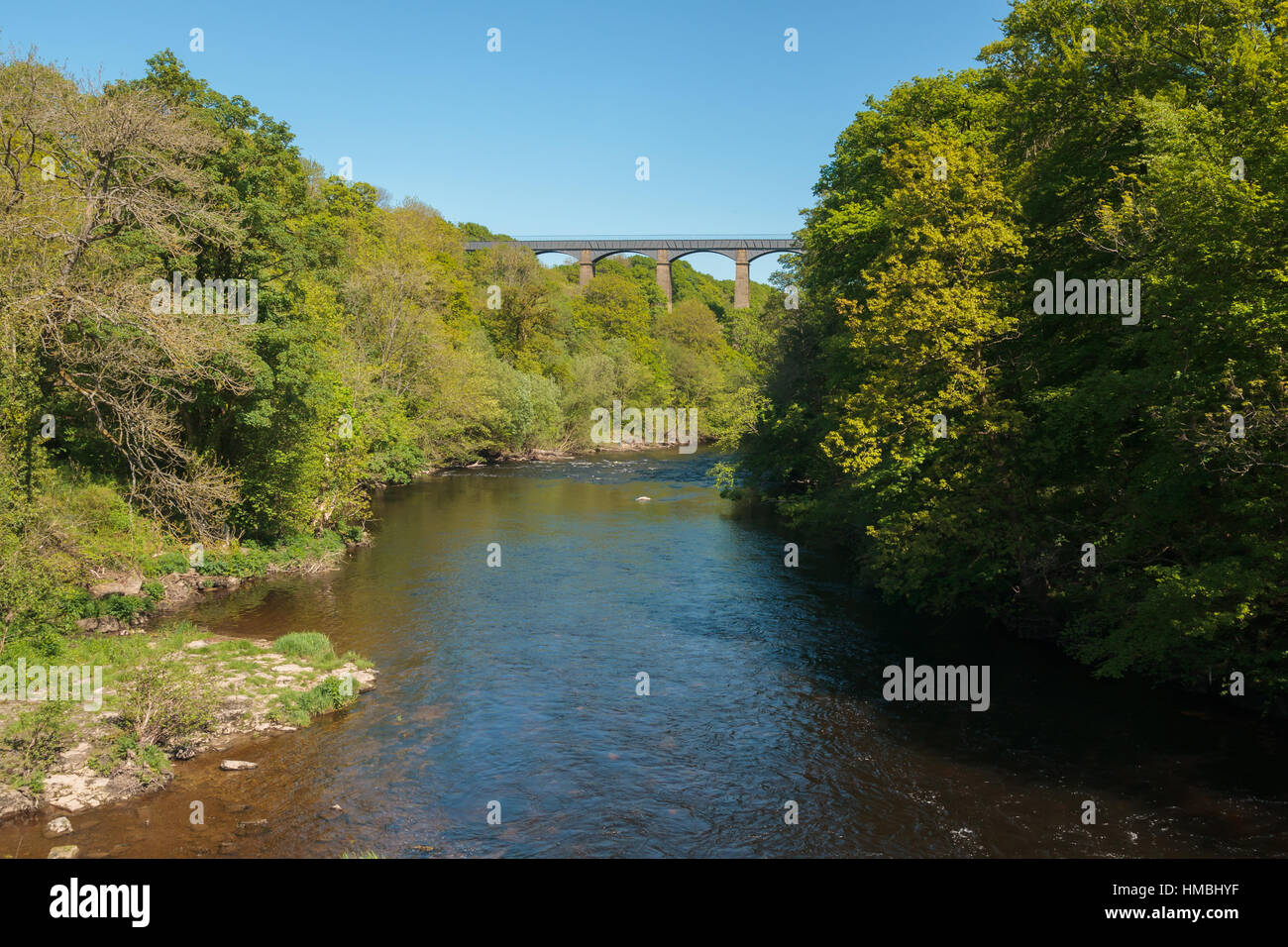 Il fiume Dee o Afon Dyfrdwy con il canale di Pontcysyllte acquedotto nel Galles del Nord costruito nel 1805 un sito del Patrimonio Mondiale Foto Stock
