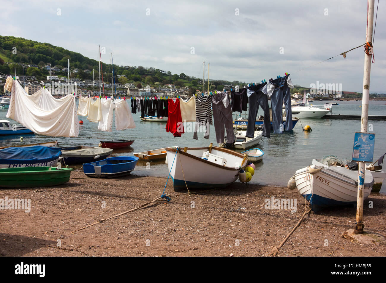 Servizio lavanderia e barche sulla spiaggia di estuario a Teignmouth con barche ormeggiate nel Teign estuario, Teignmouth, Devon, Inghilterra. Foto Stock