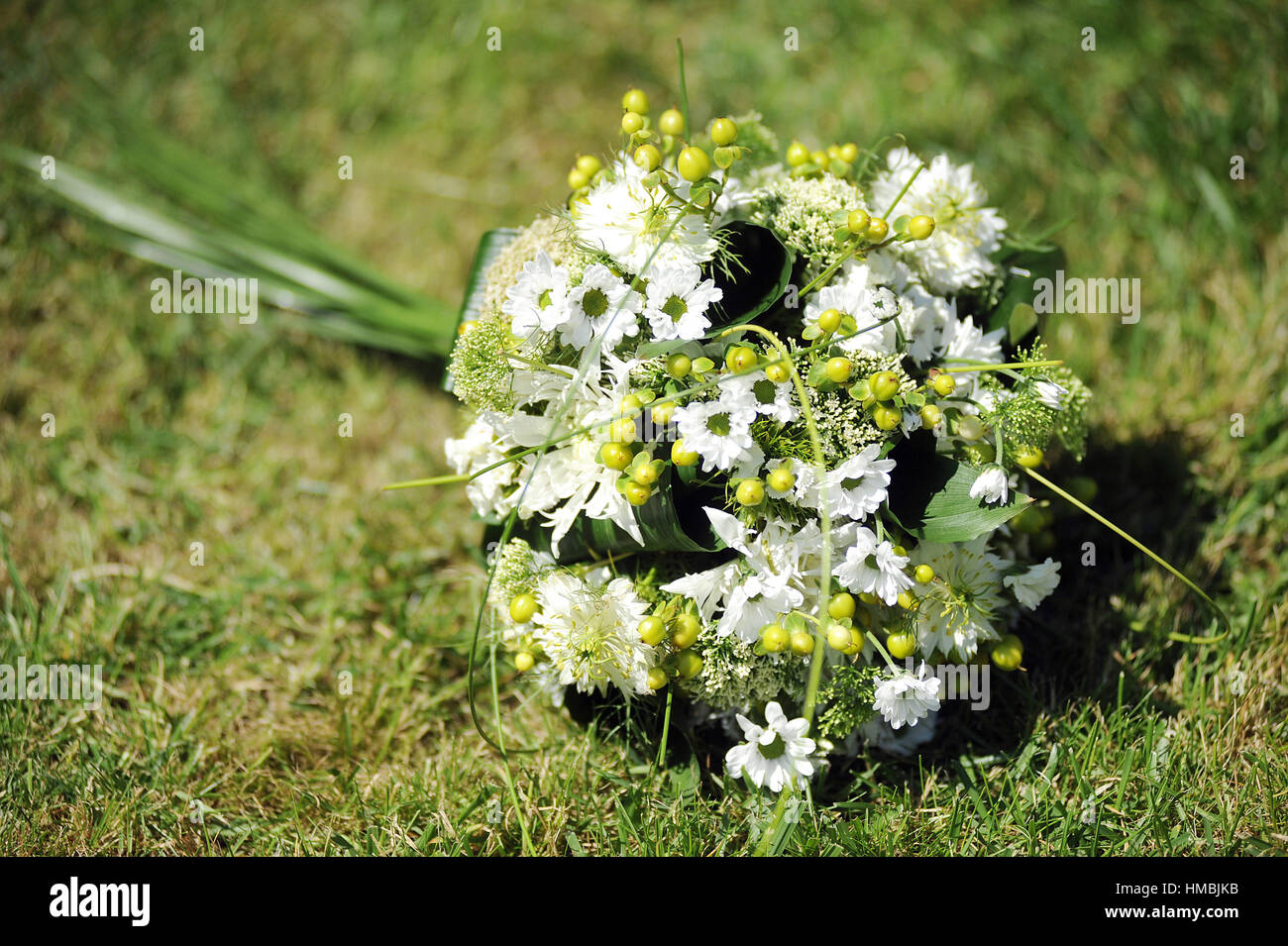 Sposa bouquet sull'erba Foto Stock