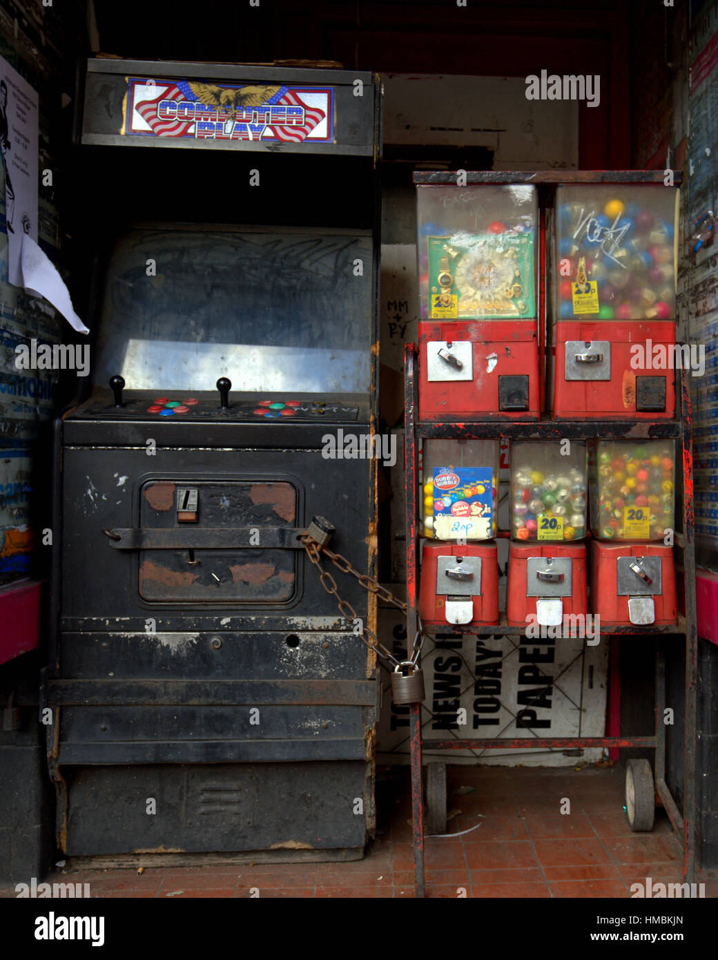 Vecchio vintage a gettone di gioco del computer computer giocare con gettoni caramella gommosa macchina giocattolo Foto Stock