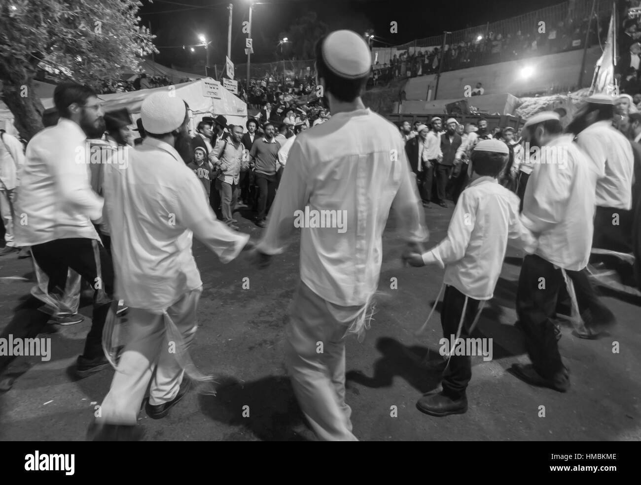 MERON, Israele - 18 Maggio 2014: ebrei ortodossi danza al hillulah annuale del Rabbino Shimon bar Yochai, in Meron, sul gruppo LAG BaOmer vacanza. Si tratta di un annua Foto Stock