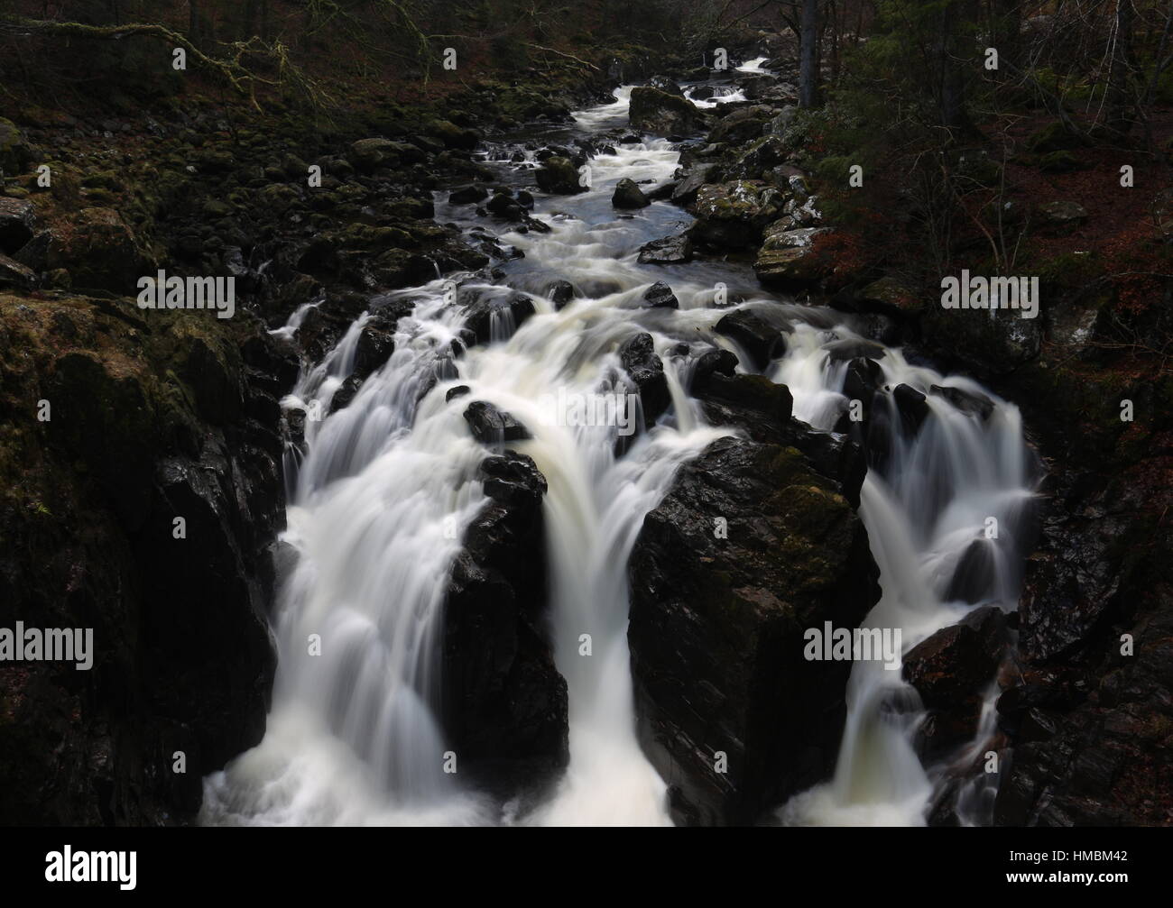 Cascata sul fiume braan l'eremo vicino a Dunkeld Scozia gennaio 2017 Foto Stock