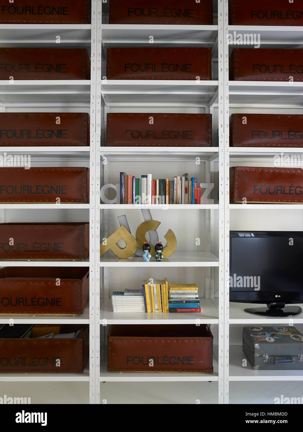 Interno di una casa contemporanea con un bel bianco alluminio colorato scaffalatura Foto Stock