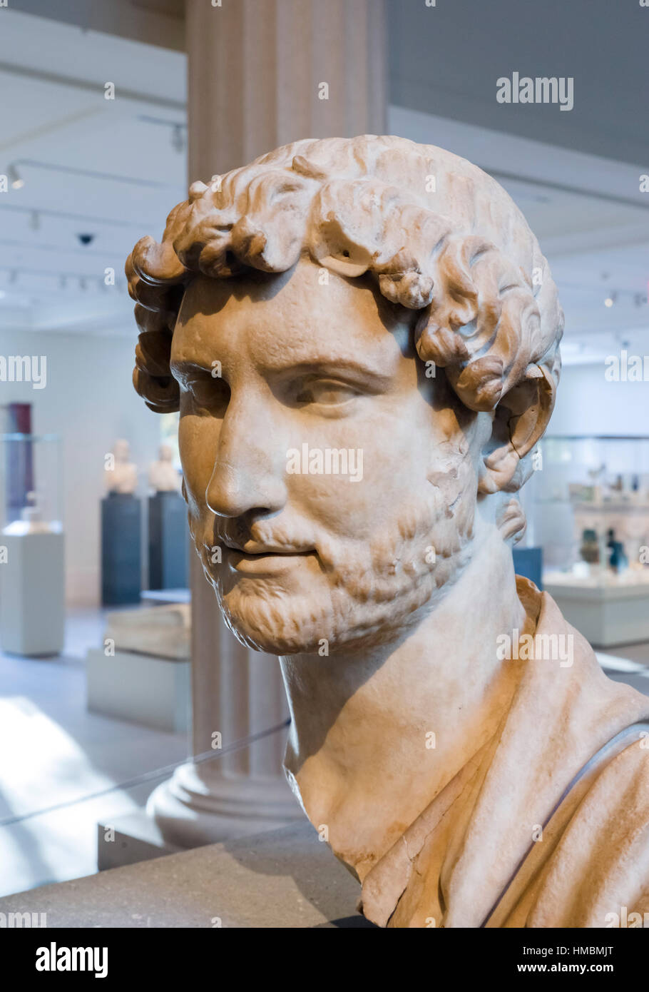 Testa di marmo dell'imperatore romano Adriano (AD 76 - AD 138) come un giovane uomo, ha trovato nella sua villa di Tivoli, c.118-120 ANNUNCIO Foto Stock
