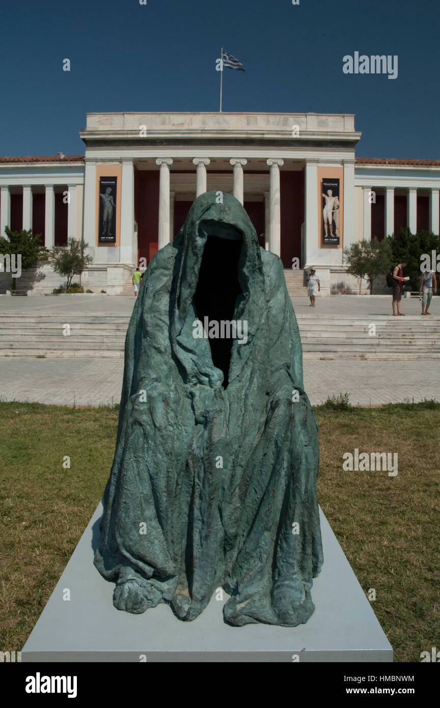 Mantello di coscienza scultura davanti al Museo Archeologico Nazionale di Atene, Grecia Foto Stock