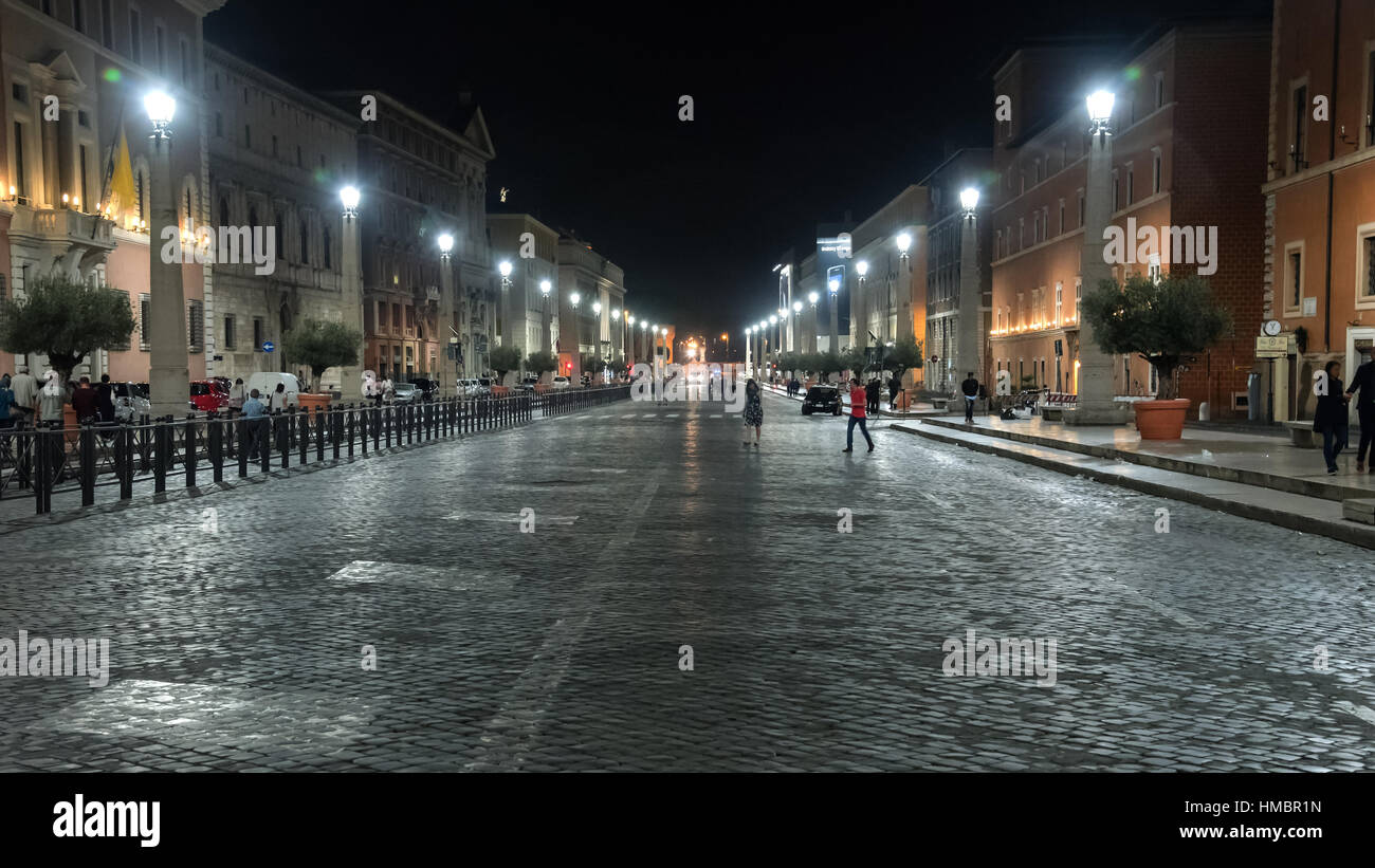 Via della Conciliazione di notte, Roma, capitale d'Italia e della regione Lazio, Europa Foto Stock