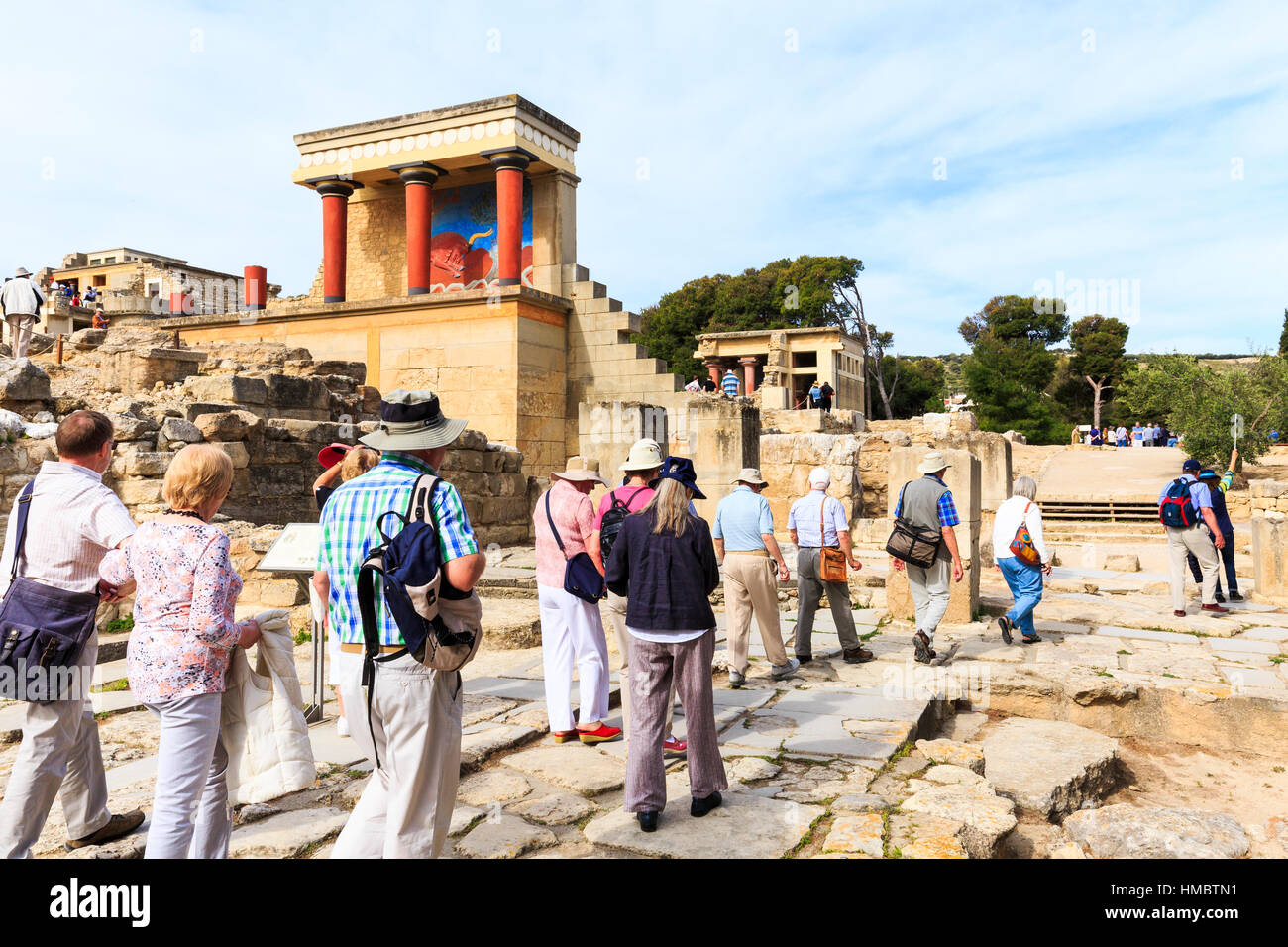 I turisti a piedi attorno al famoso sito archeologico di Cnosso a Creta, Grecia Foto Stock