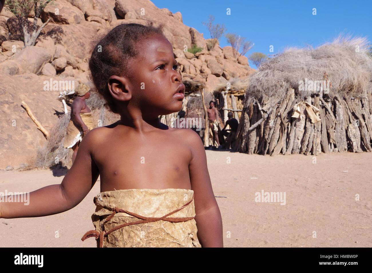 Un bautiful bambino di etnia Damara nel suo villaggio Foto Stock