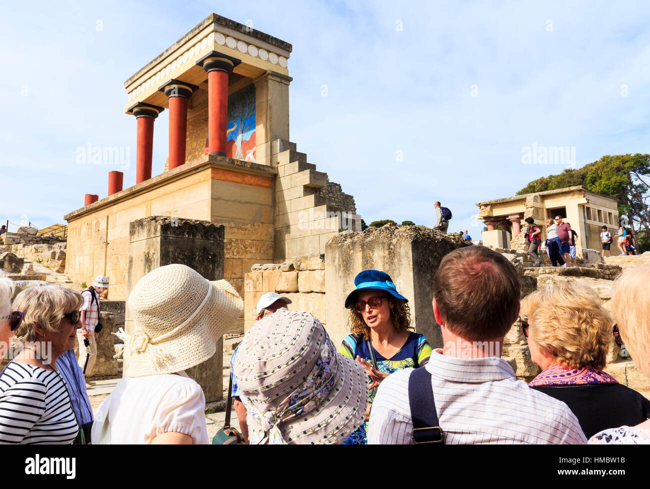 I turisti a piedi attorno al famoso sito archeologico di Cnosso a Creta, Grecia Foto Stock