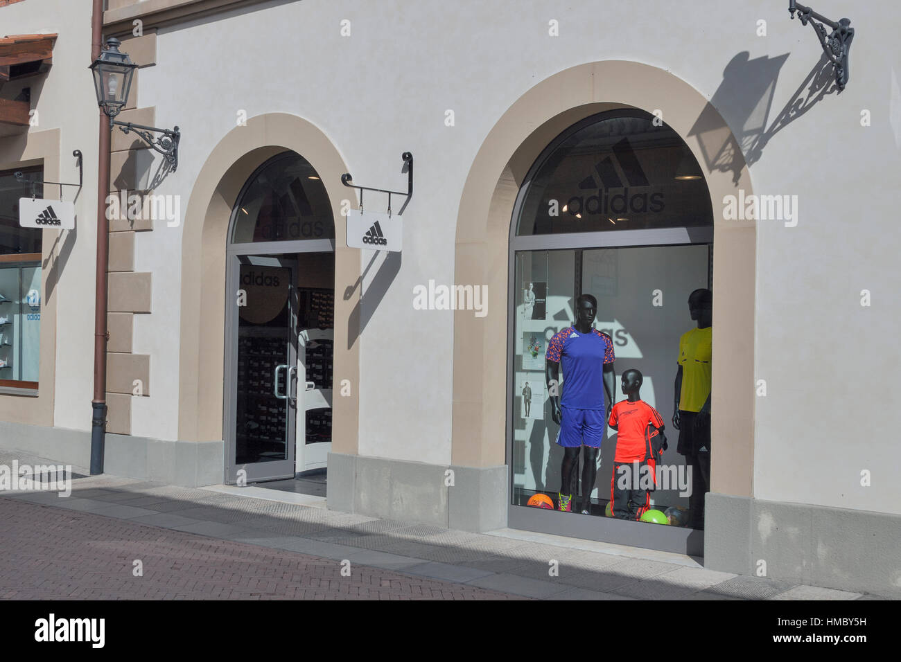 MUGELLO, Italia - 11 settembre 2014: facciata di Adidas store in  McArthurGlen Designer Outlet Barberino situato a 30 minuti da Firenze.  McArthurGl Foto stock - Alamy