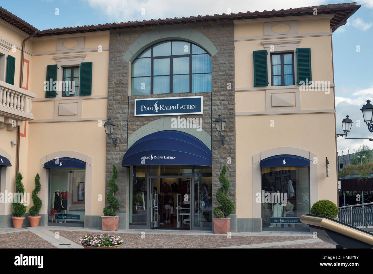 MUGELLO, Italia - 11 settembre 2014: la gente visita Polo Ralph Lauren  store in McArthurGlen Designer Outlet Barberino vicino a Firenze. Ralph  Lauren è stato fo Foto stock - Alamy