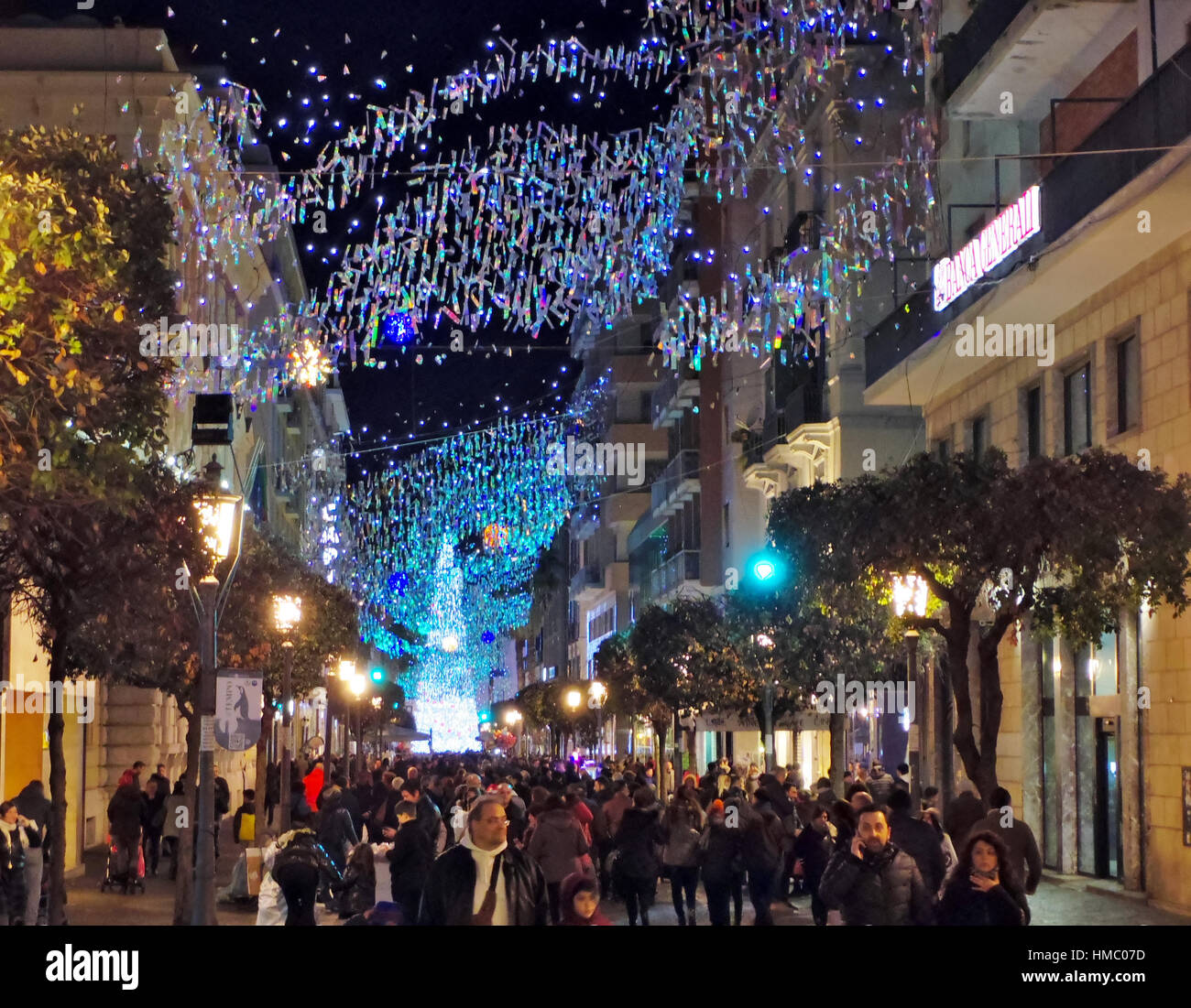 SALERNO, IT - DICEMBRE,26 2015 - Natale spettacolo di luci per le strade di  Salerno, Italia Foto stock - Alamy