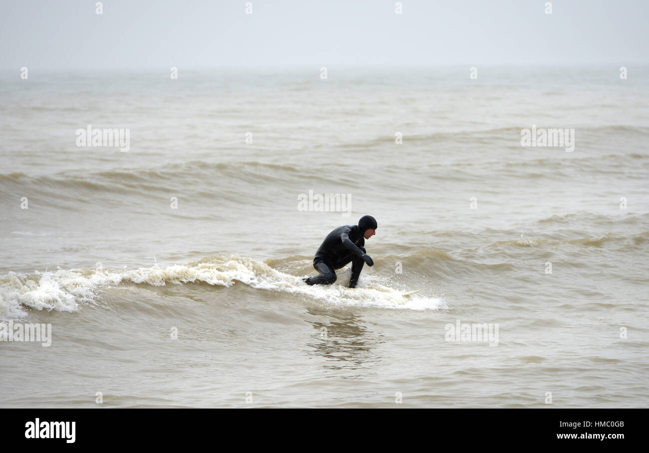 Surfer in inglese fredda Chanel a metà inverno Foto Stock