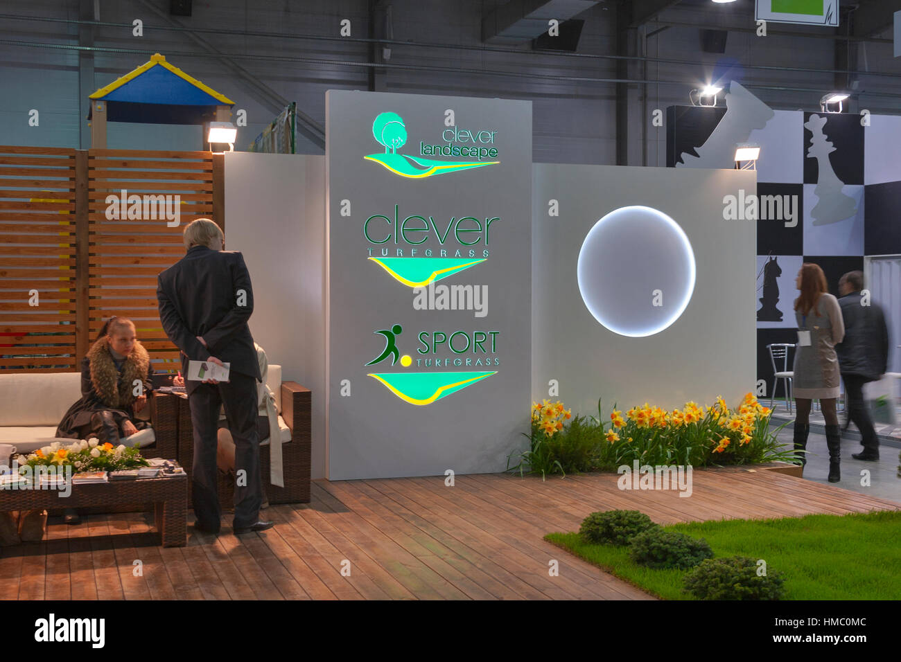 Kiev, Ucraina - 30 Marzo 2012: Visitatori visita paesaggio intelligente società fondata 2004 stand durante il terzo forum internazionale di materiali da costruzione e te Foto Stock