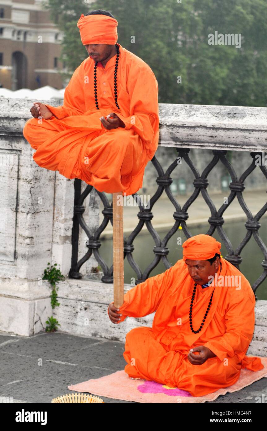 Roma, Italia: Indiano fakirs eseguendo la "sedia invisibile' trucco lungo  il Ponte Sant'Angelo Foto stock - Alamy