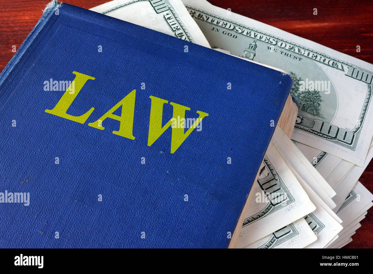 La corruzione politica concetto. Prenota con legge e contanti. Foto Stock