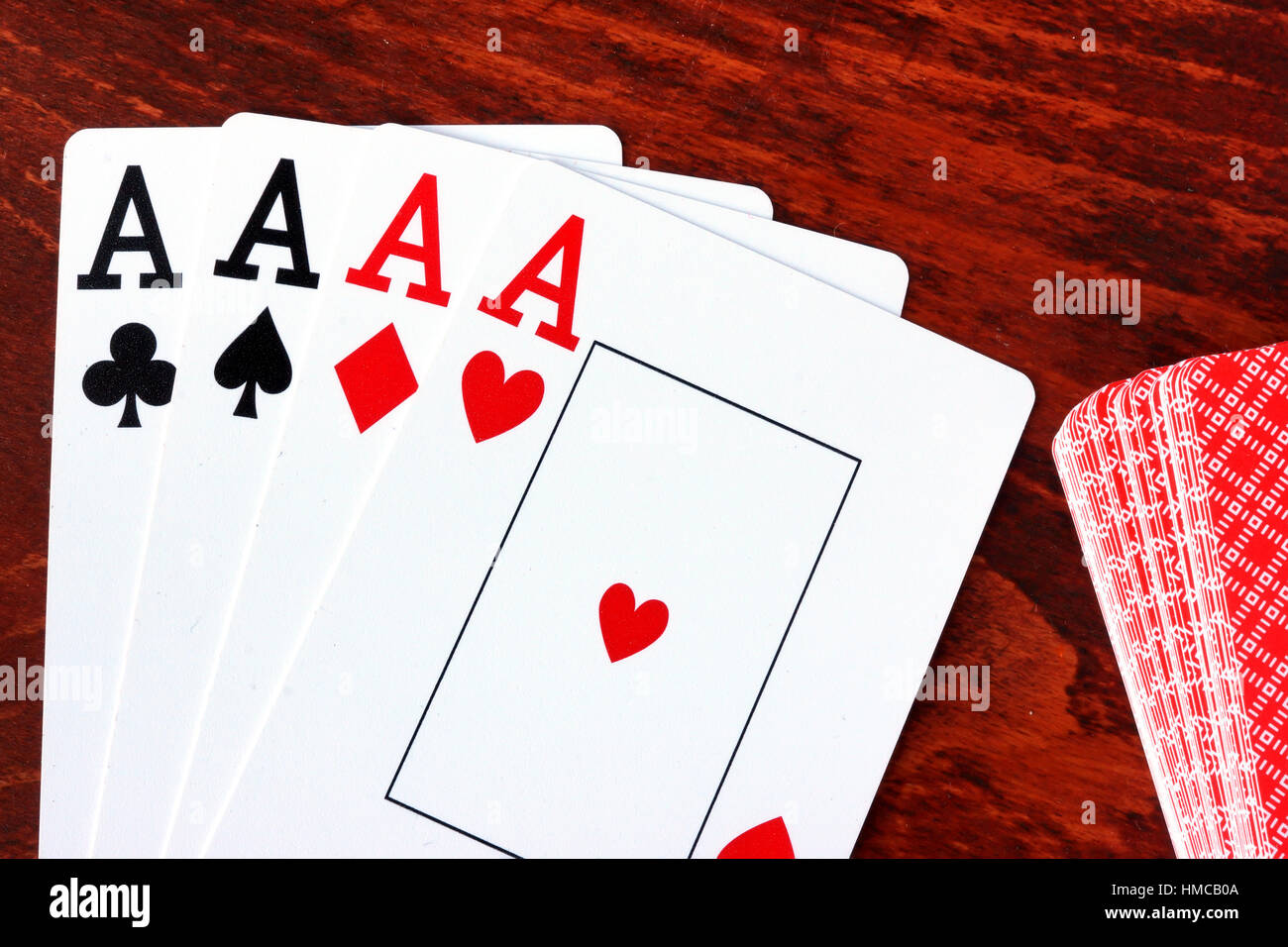 Quattro assi in corrispondenza di una tabella. Concetto di poker. Foto Stock