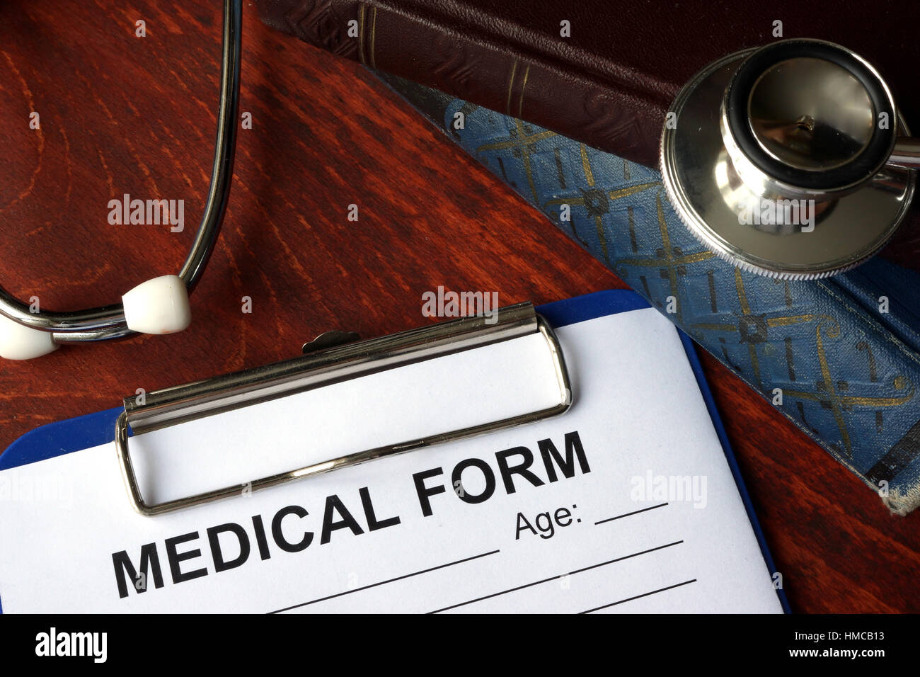 La forma medica su un tavolo e stetoscopio. Foto Stock