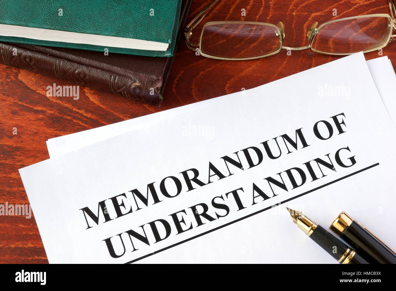 Memorandum of understanding MOU su un tavolo e una penna. Foto Stock