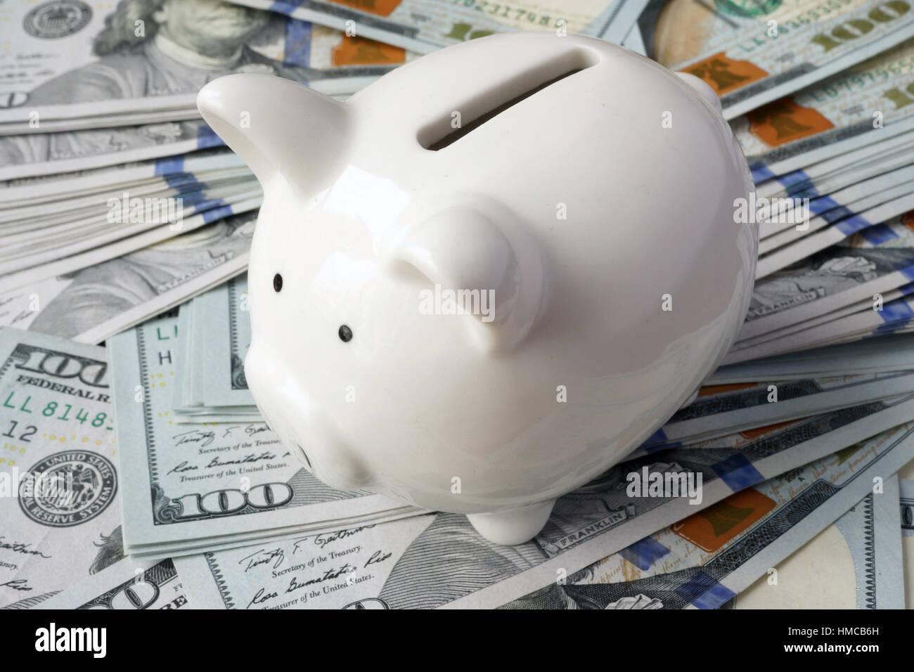 Salvadanaio sul dollaro banconote. Il concetto di risparmio. Foto Stock