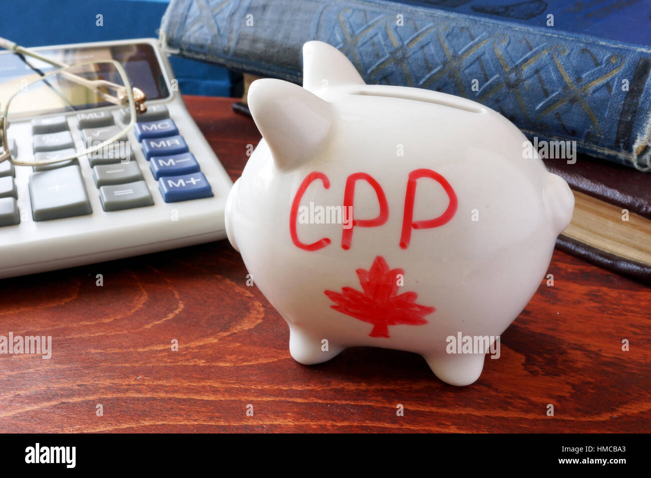Salvadanaio con word CPP. Canada piano pensionistico concetto. Foto Stock