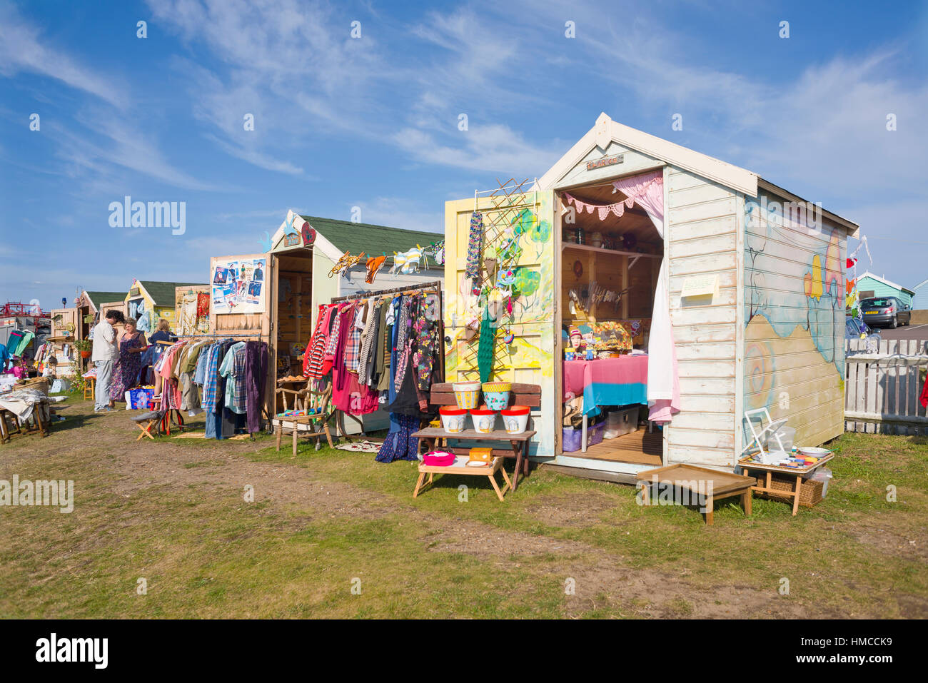 Spiaggia di capanne in Southwold, Suffolk, Regno Unito, utilizzato come bancarelle di anticaglie. Foto Stock