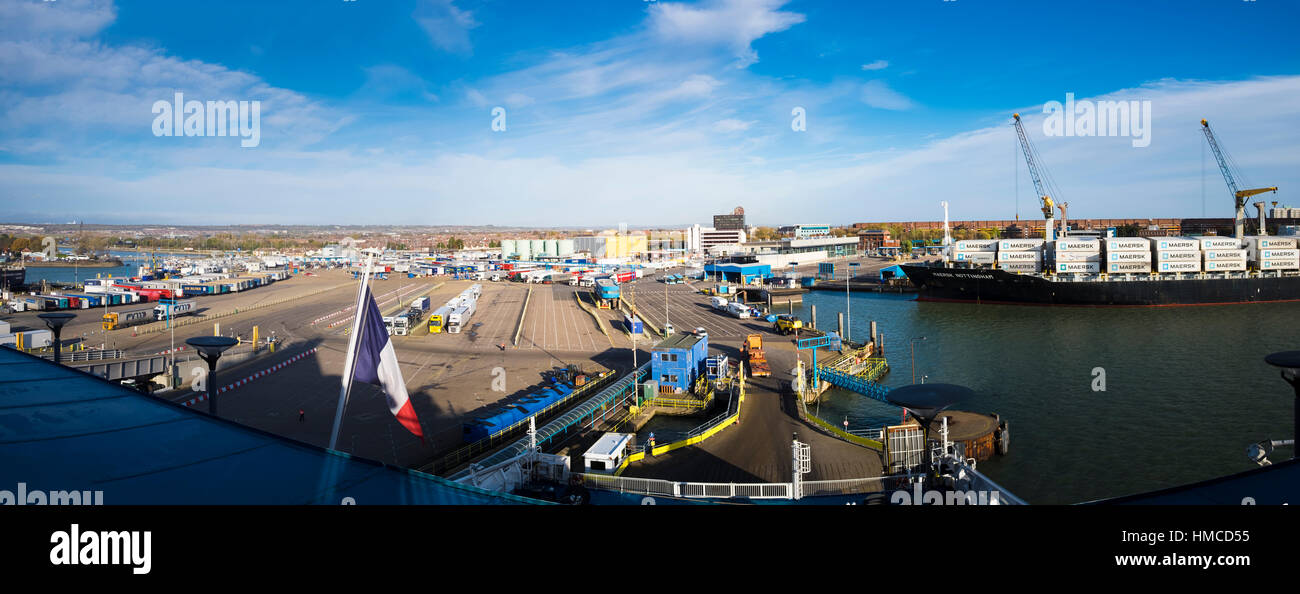 Car Ferry Terminal Portsmouth Porto guardando giù da Brittany Ferries barca a auto area di impilamento Foto Stock