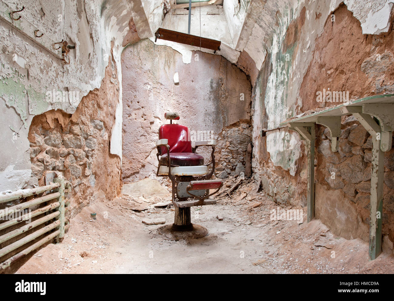 Una vecchia sedia da barbiere a stato orientale nel penitenziario di Philadelphia, PA Foto Stock