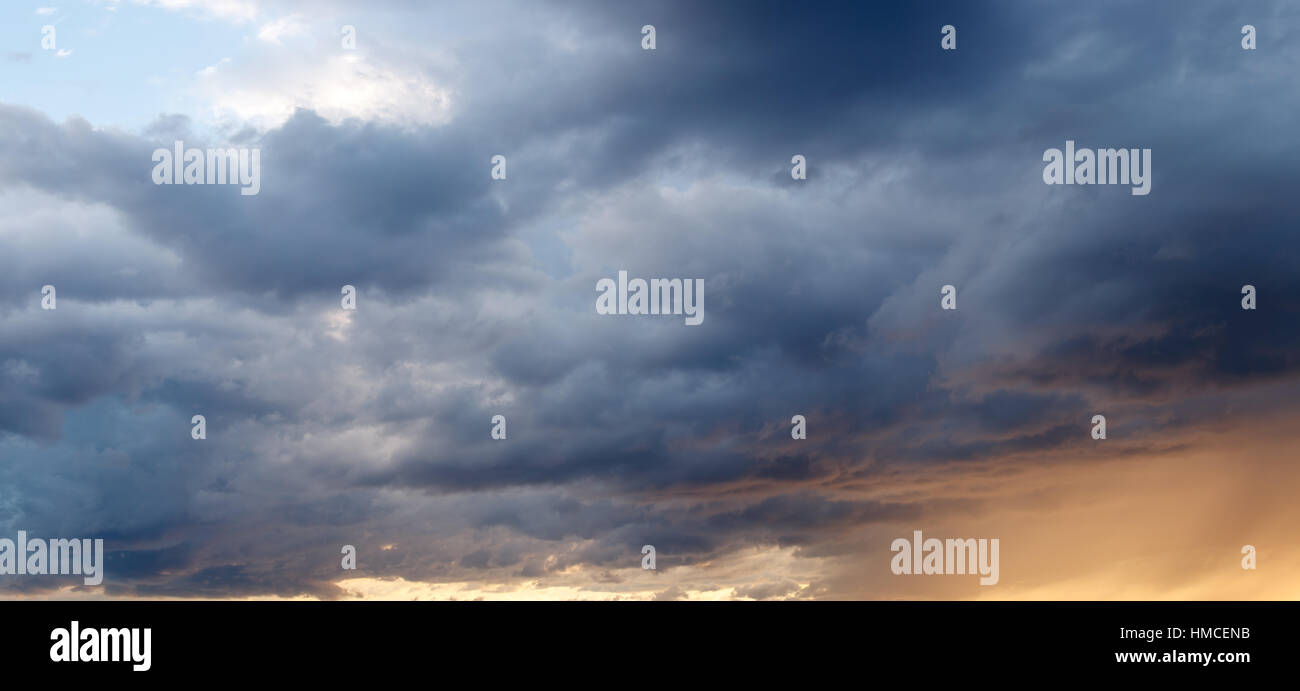 Drammatica nuvole di tempesta Foto Stock