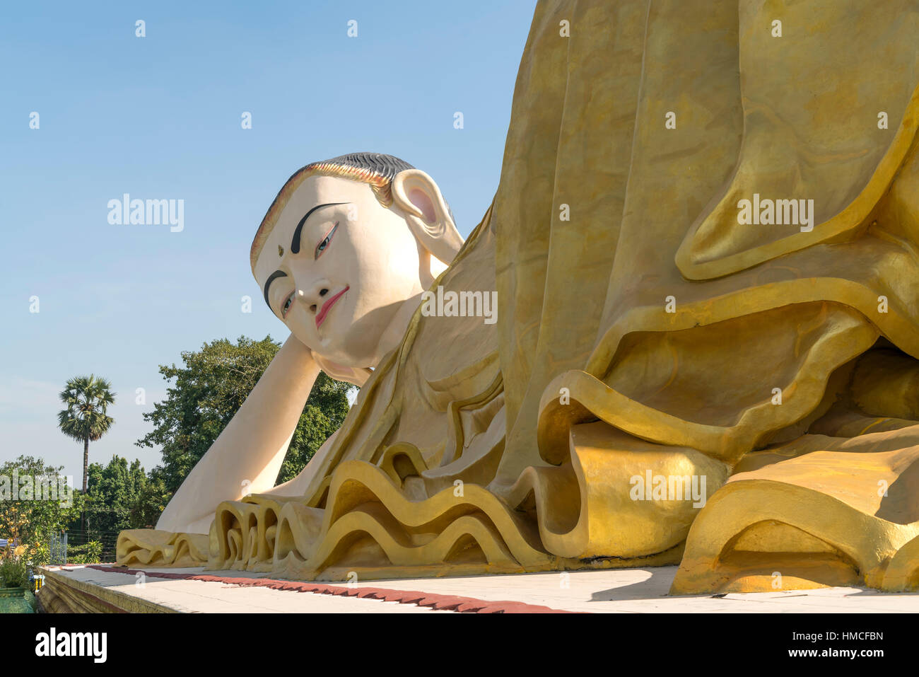 Il gigante Myatharlyaung Buddha reclinato immagine in Bago, Myanmar, Asia Foto Stock