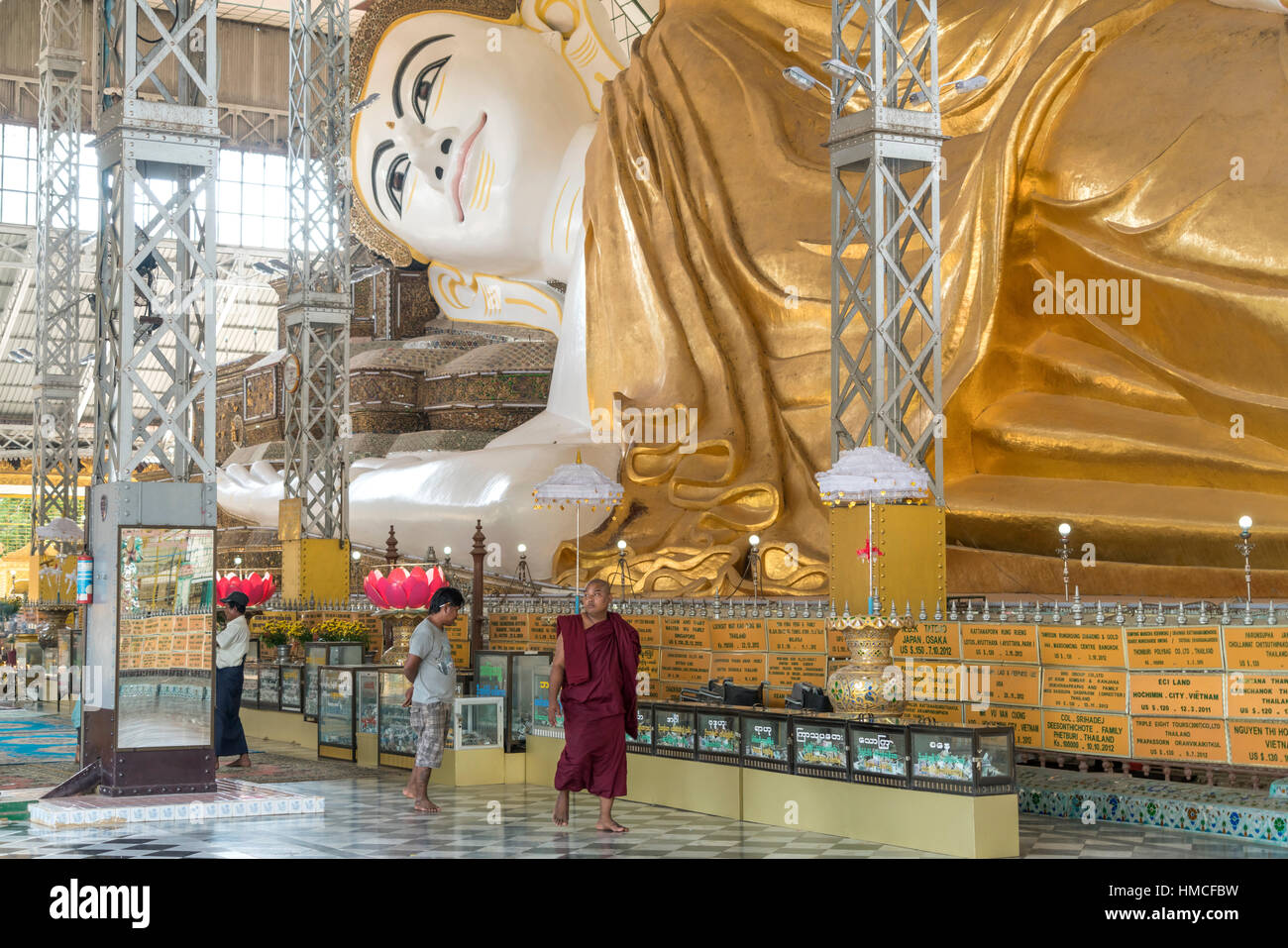 Il gigante reclinabili Buddha Shwethalyaung in Bago, Myanmar, Asia Foto Stock