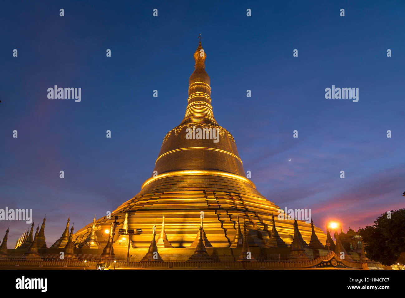 La Pagoda Shwemawdaw al tramonto, in Bago, Myanmar, Asia Foto Stock