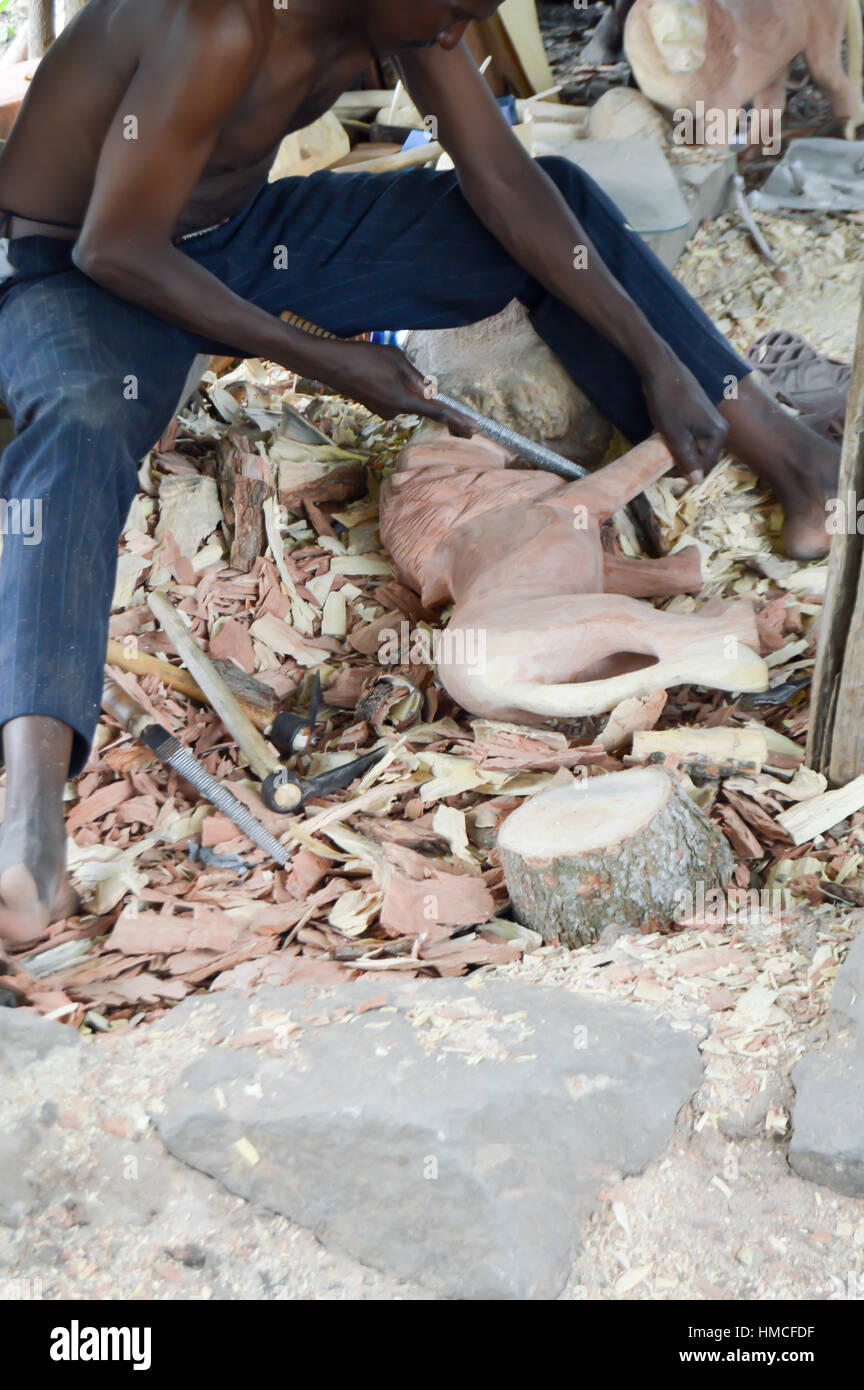 Artigiano keniota carving due leoni con legno di rosa in una cooperativa di Mombasa Foto Stock