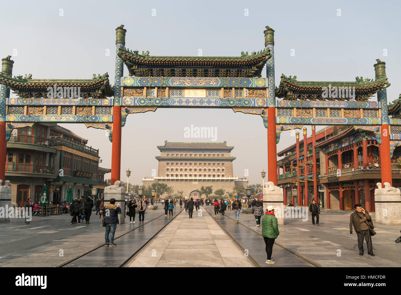 Ingresso di Qianmen Street con un arco tradizionale e Qianmen Gate , Pechino, Repubblica Popolare di Cina e Asia Foto Stock