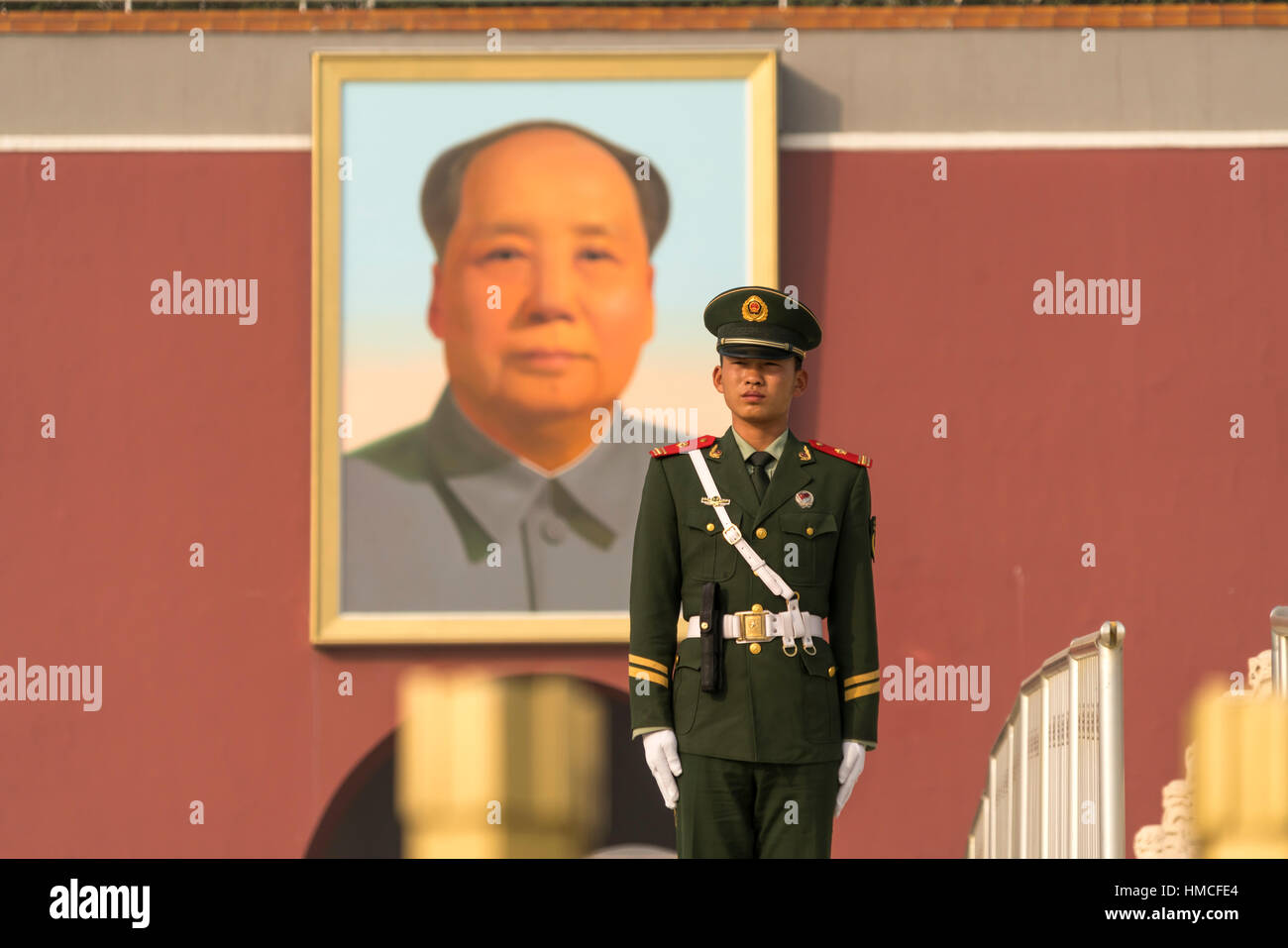 Riparo e il ritratto di Mao Zedong presso la porta di Tiananmen, Pechino, Repubblica Popolare di Cina e Asia Foto Stock