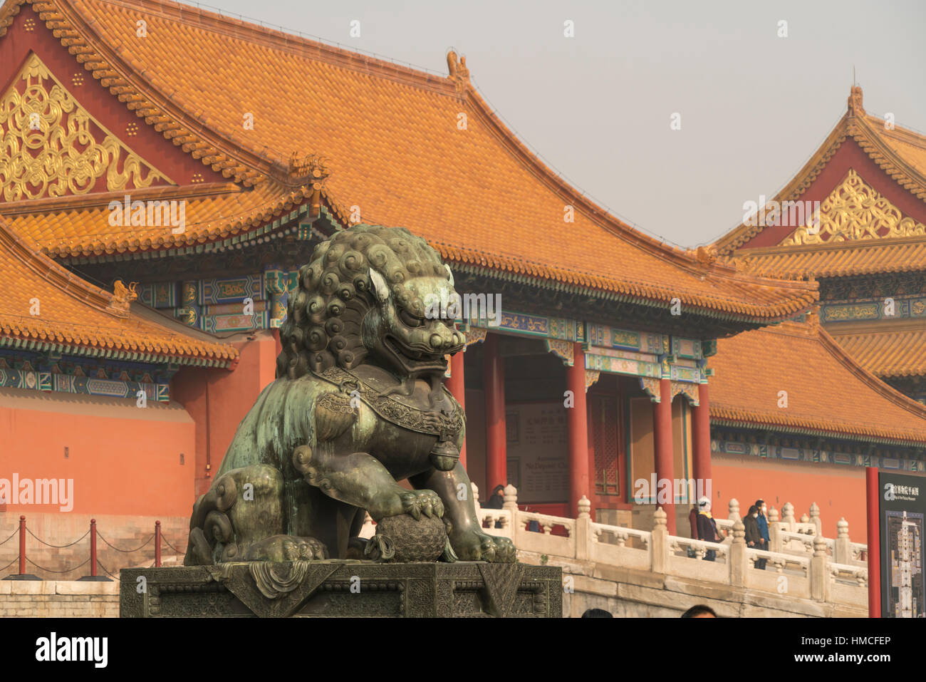 Leoni di bronzo custodire le porte della Città Proibita di Pechino, Repubblica Popolare di Cina e Asia Foto Stock