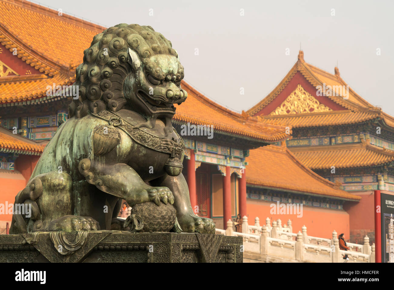 Leoni di bronzo custodire le porte della Città Proibita di Pechino, Repubblica Popolare di Cina e Asia Foto Stock