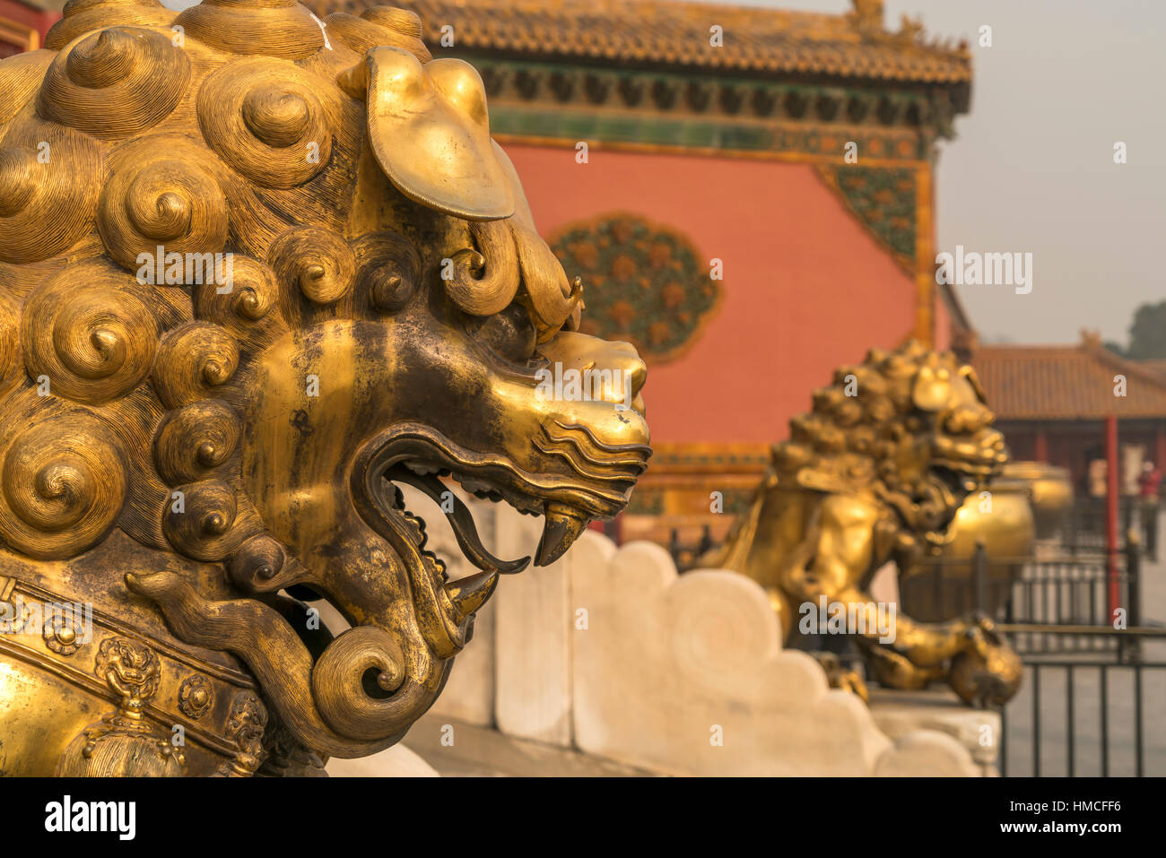 Golden Lions custodire le porte della Città Proibita di Pechino, Repubblica Popolare di Cina e Asia Foto Stock